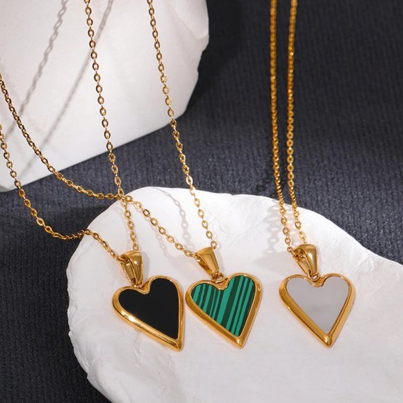 Mother Of Pearl Heart Pendant Necklace 18K Gold Plated Stainless Steel - Picture 6 of 7